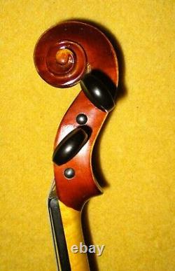 Un ancien violon allemand de collection de 94, avec un son agréable et chaud, en excellent état.