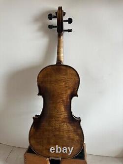 Violon 4/4 en érable flammé massif avec dos en érable, table en épicéa et finition antique style K4131.