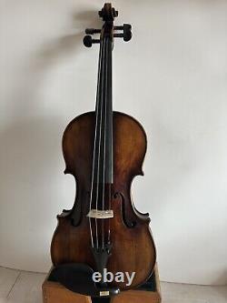 Violon 4/4 en érable flammé massif avec dos en érable, table en épicéa et finition antique style K4131.