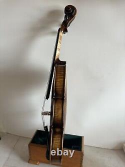 Violon 4/4 en érable flammé massif avec dos en érable, table en épicéa et finition antique style K4131.