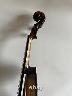 Violon 4/4 en érable flammé massif avec dos en érable, table en épicéa et finition antique style K4131.