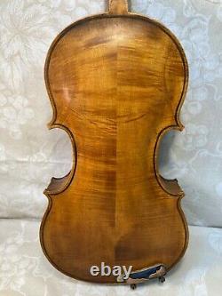 Violon ancien avec table en une seule pièce et dos en érable tigré en deux parties, filets incrustés, sans étiquette